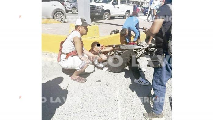 Se ‘embarra’ Rappi en camioneta recién lavada 