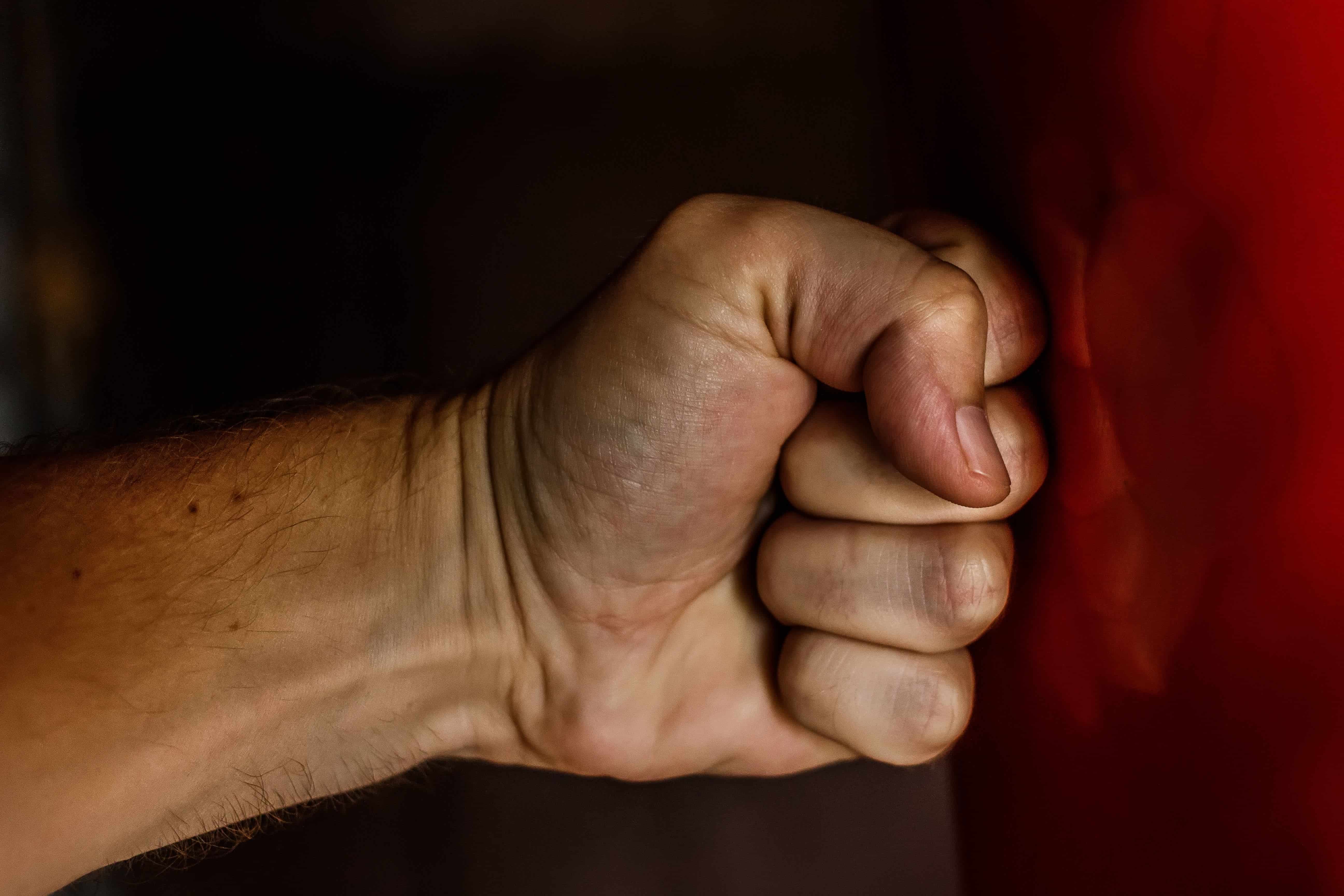 Sorprende a ladrón dentro de su auto y hace justicia por su propia mano en Campeche
