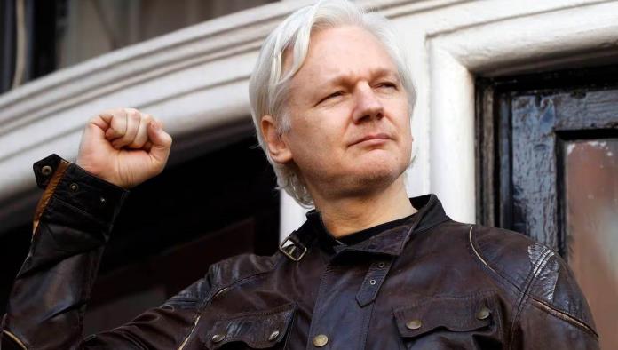 AMLO insiste en trasladar a México estatua de la libertad por el caso Assange