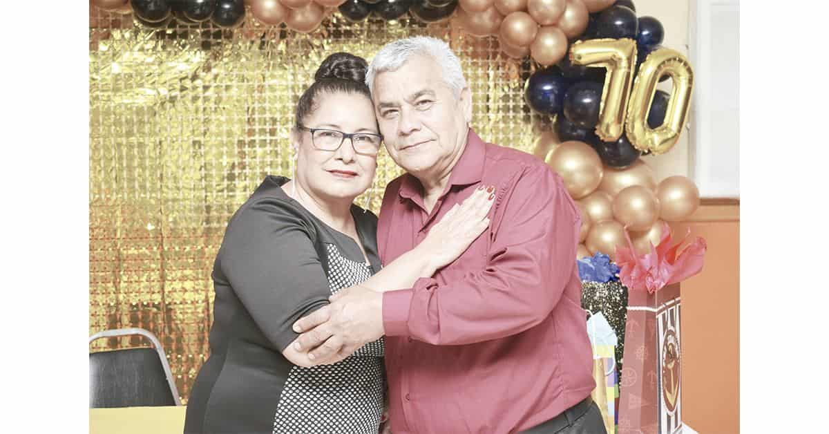 Al lado de su esposa.