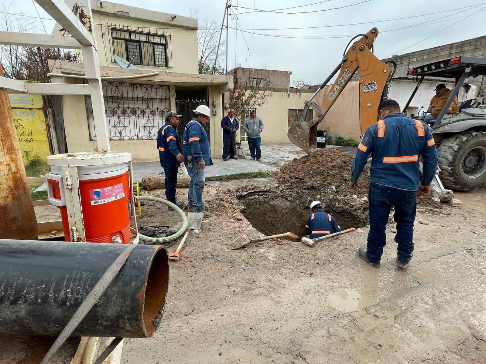 Atiende simas reporte de fuga de agua.