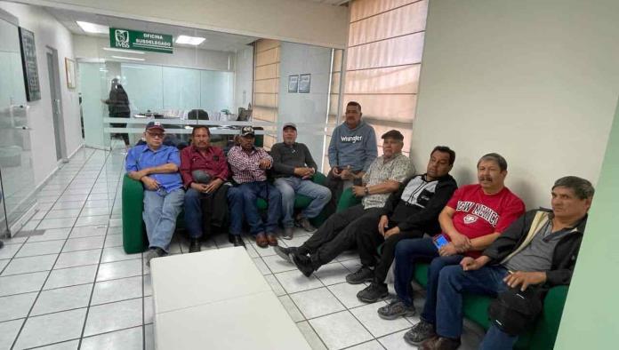 Reclaman ex obreros pensiones parciales