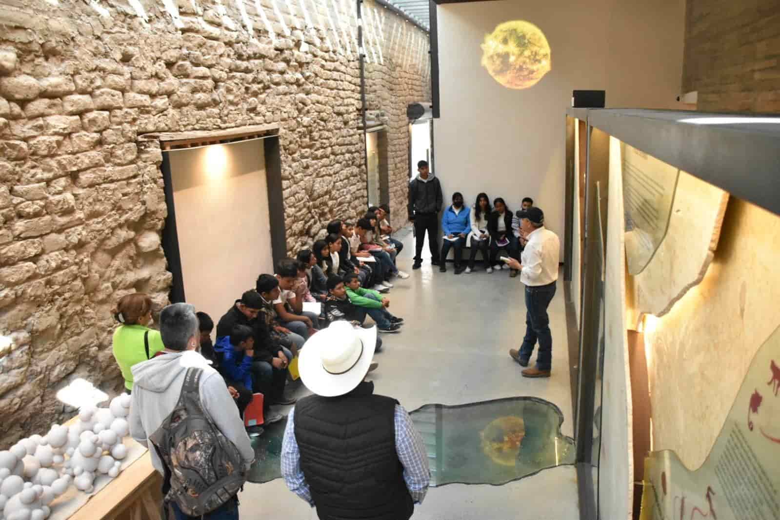 Visitan estudiantes Museo Génesis