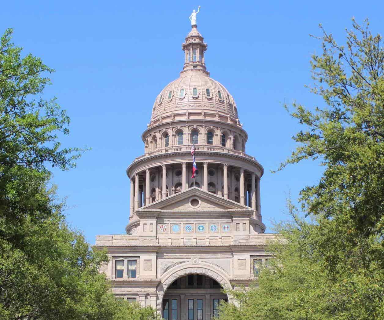 Fiscal general de Texas demanda a ONG católica por darle refugio a migrantes