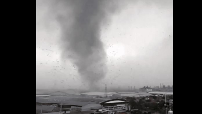 Potente tornado sorprende Indonesia; Deja daños y 22 heridos