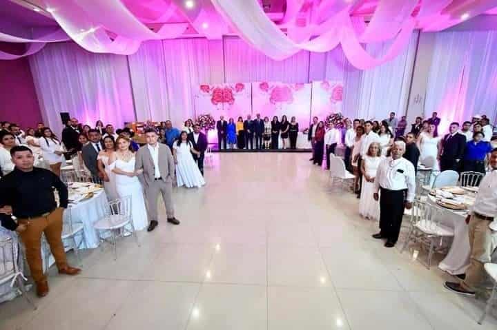 Se casan 82 parejas en boda comunitaria