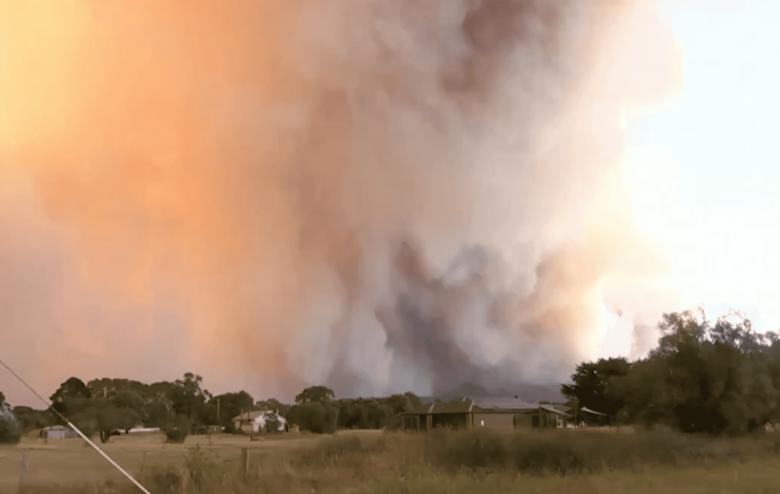 Poderoso incendios forestal azota Australia; Miles dejan sus hogares