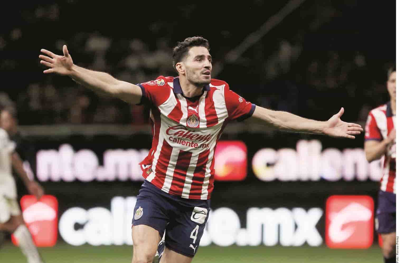 Chivas derrota 3-1 a Pumas en debut del Chicharito 