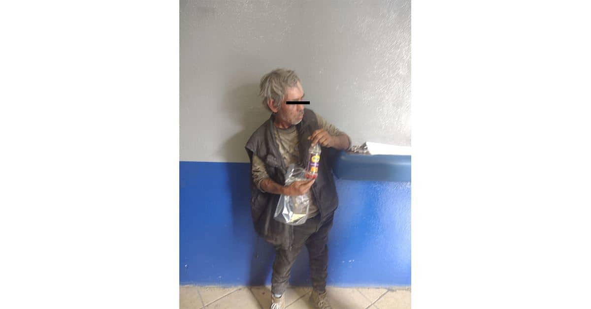 El molesto abuelito fue remitido a los separos municipales.