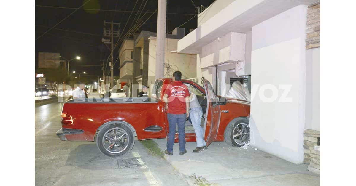 Se mete a consultorio dental… con todo y troca