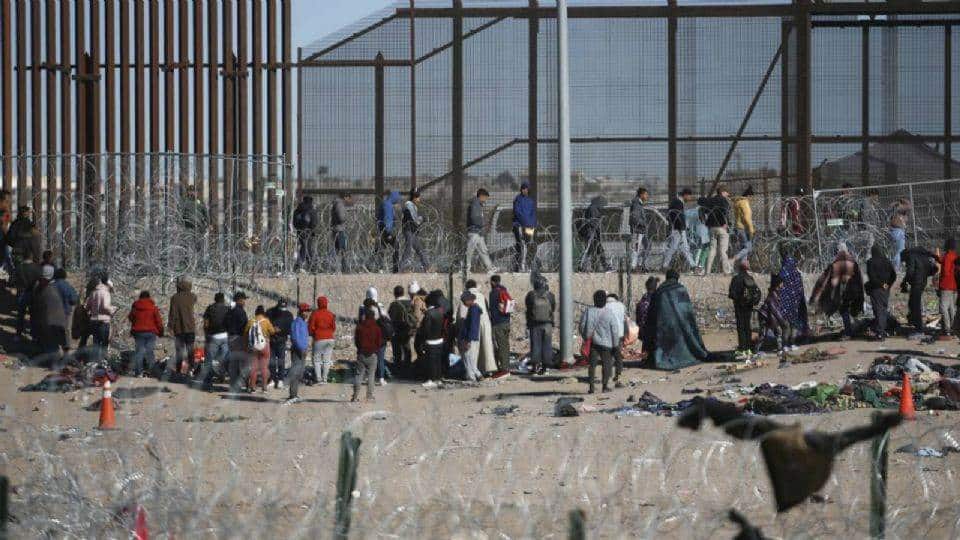 Migrantes quedan a la deriva en la frontera San Diego-Tijuana
