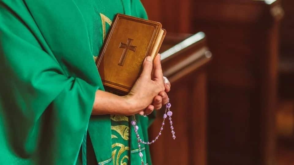 Intentan envenenar a sacerdote con en el vino de misa en Italia