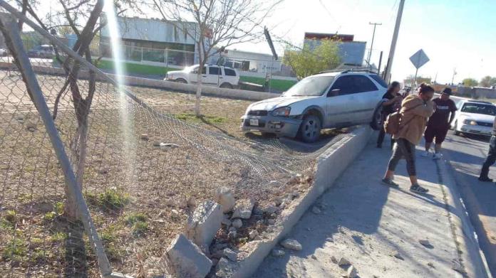 Pierde el control y se lleva la barda de una secundaria Pierde el control y se lleva la barda de una secundaria