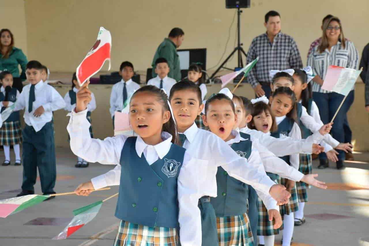 Conmemora la escuela primaria Venustiano Carranza de Nava el día de la bandera