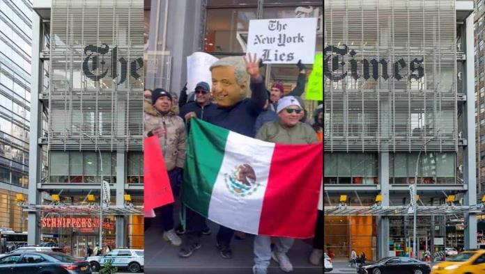 Simpatizantes de AMLO van al NYT y protestan afuera de las oficinas
