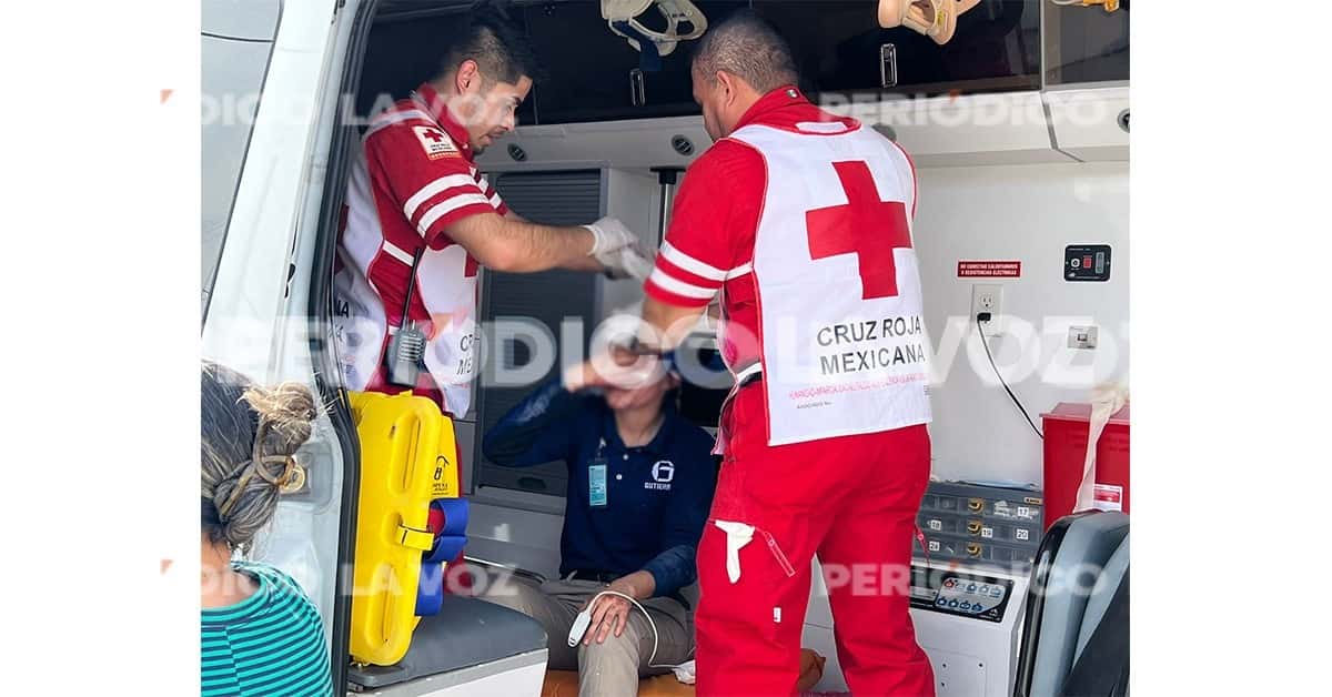 Los paramédicos auxiliaron a Adriana.