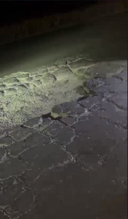 Se pidió tener precaución al transitar de noche y que se pueda tapar el enorme bache.