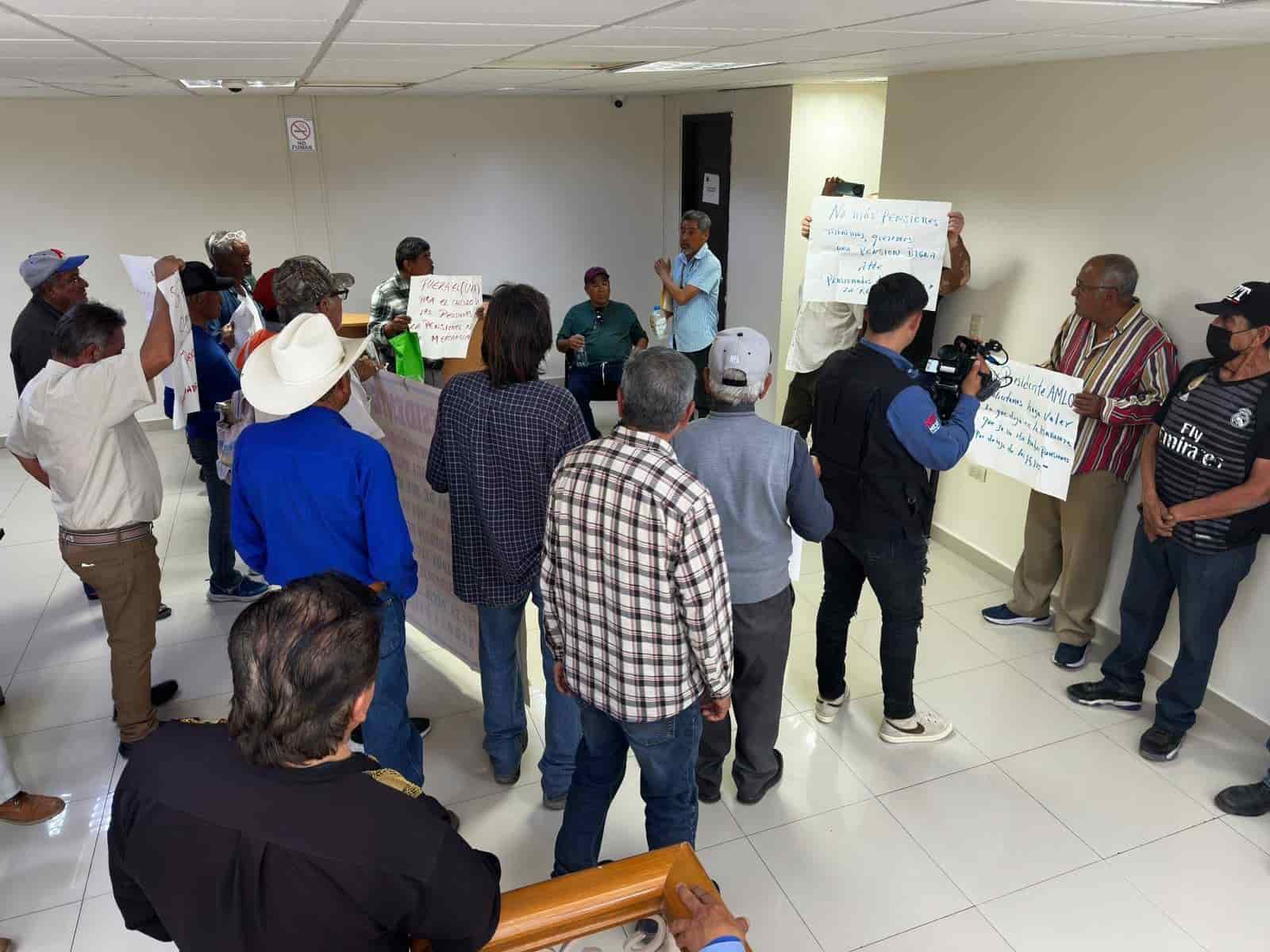 Ante la protesta de pensionados contra el regidor Daniel González el Alcalde Mario Dávila le pidió al edil un trato con cordura.