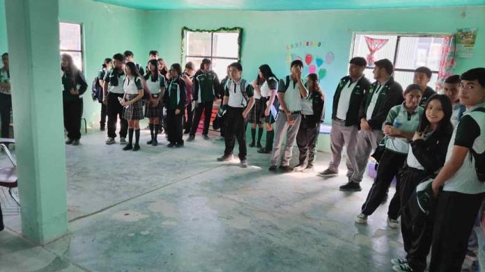 Entregan Chips del Bienestar a estudiantes 