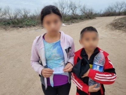 Rescatan a cinco niños migrantes que cruzaron SOLOS el río Bravo