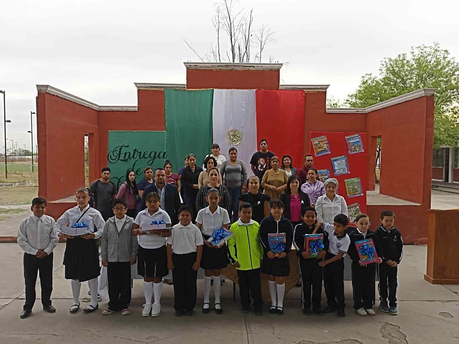 Entregan 1800 libros en Esc. Benito Juárez