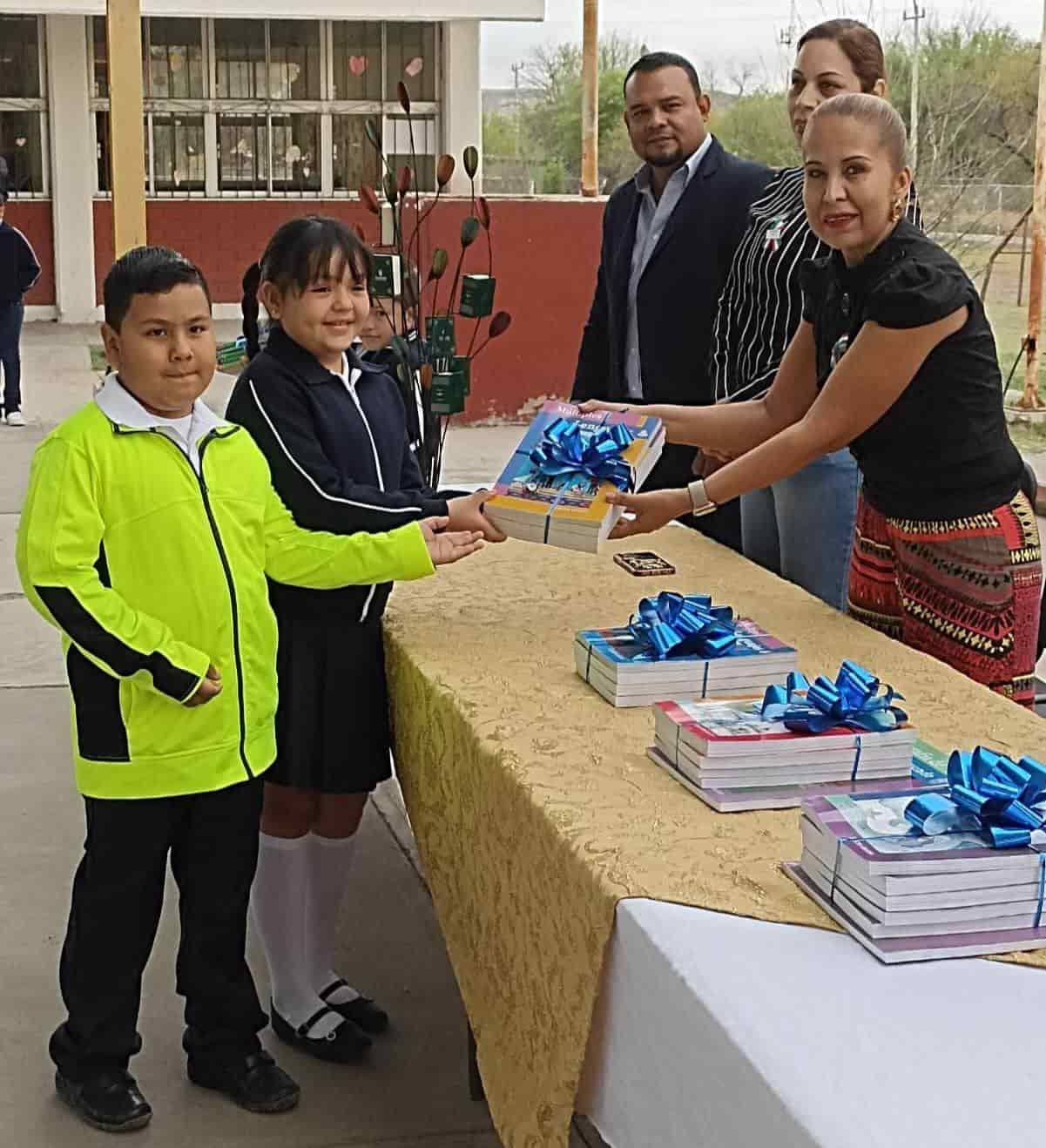 Entregan 1800 libros en Esc. Benito Juárez