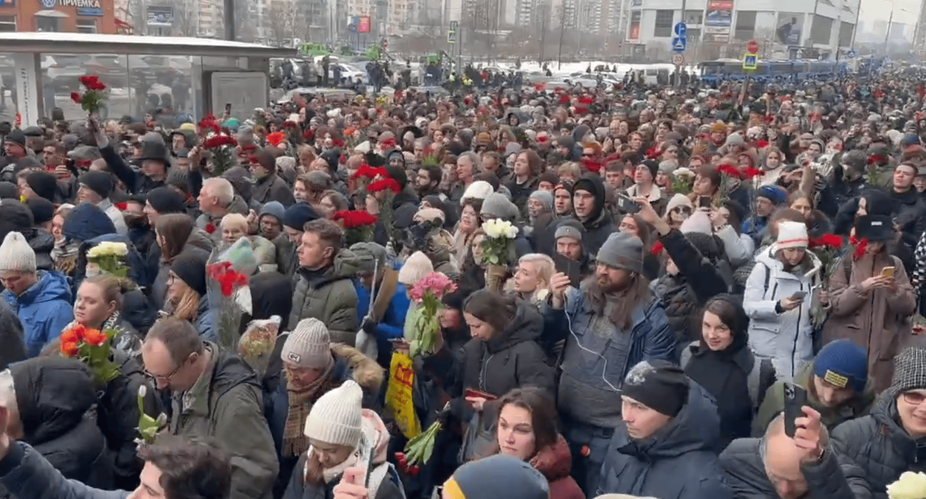 Miles de rusos dan último adiós al opositor Alexei Navalny