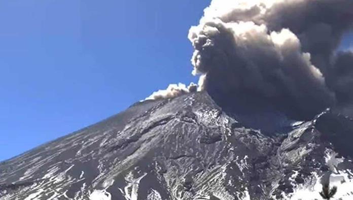 Aeropuerto de Puebla se mantiene cerrado por caída de ceniza del volcán Popocatépetl