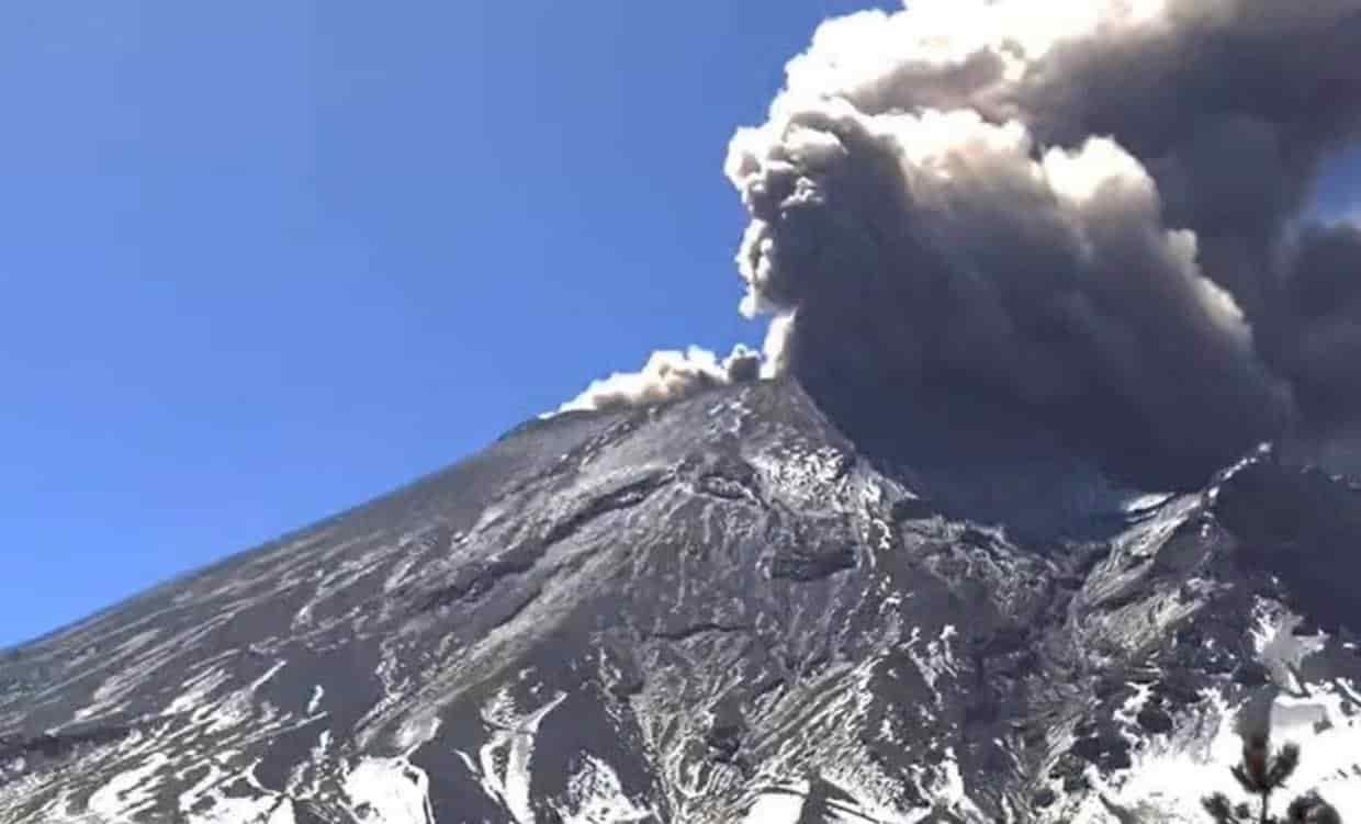 Aeropuerto de Puebla se mantiene cerrado por caída de ceniza del volcán Popocatépetl