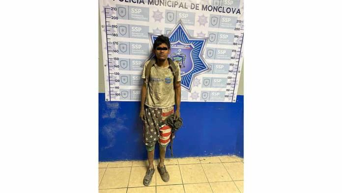 Hondureño ‘loco’ destroza vehículos