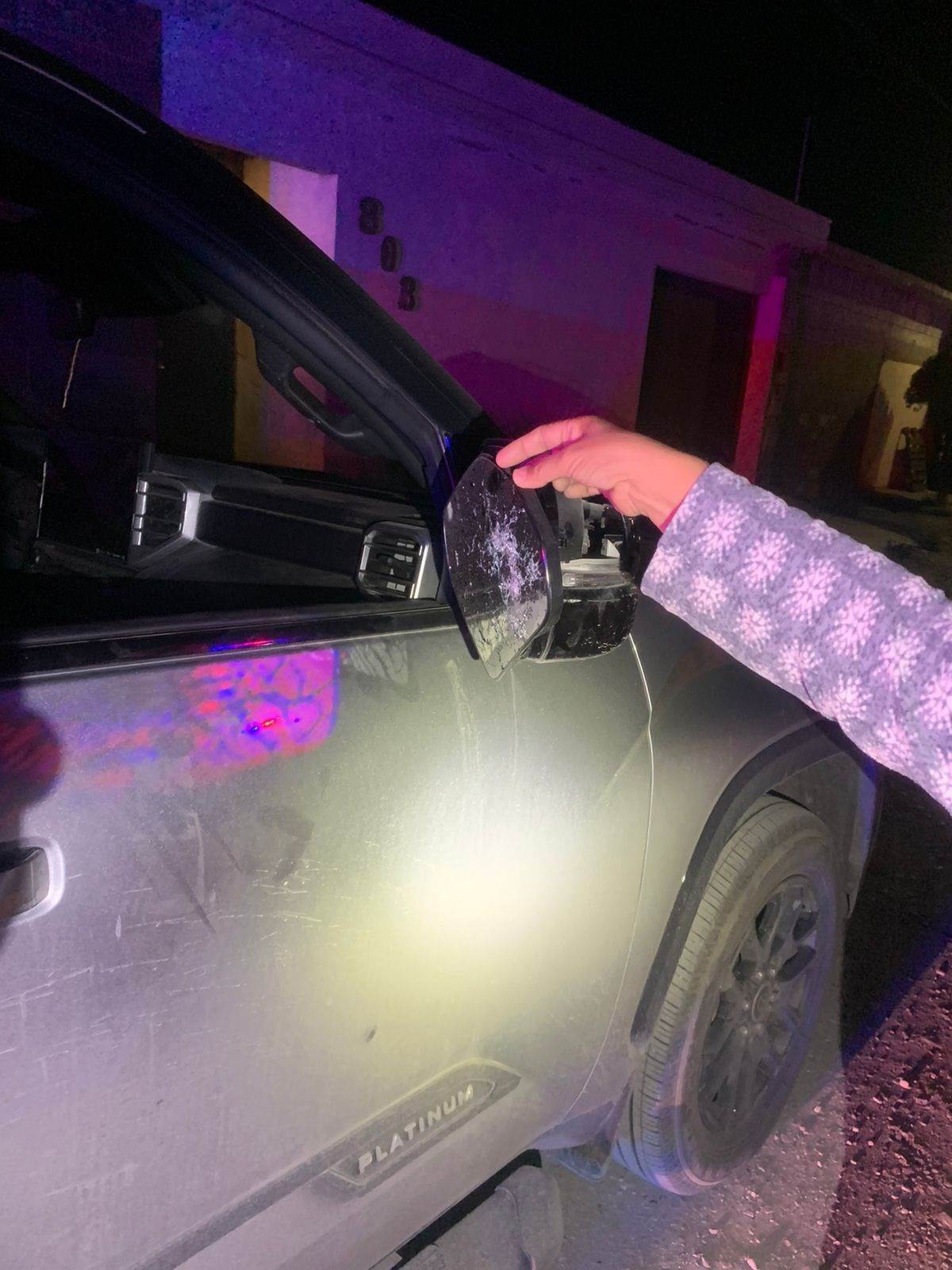 Hondureño ‘loco’ destroza vehículos