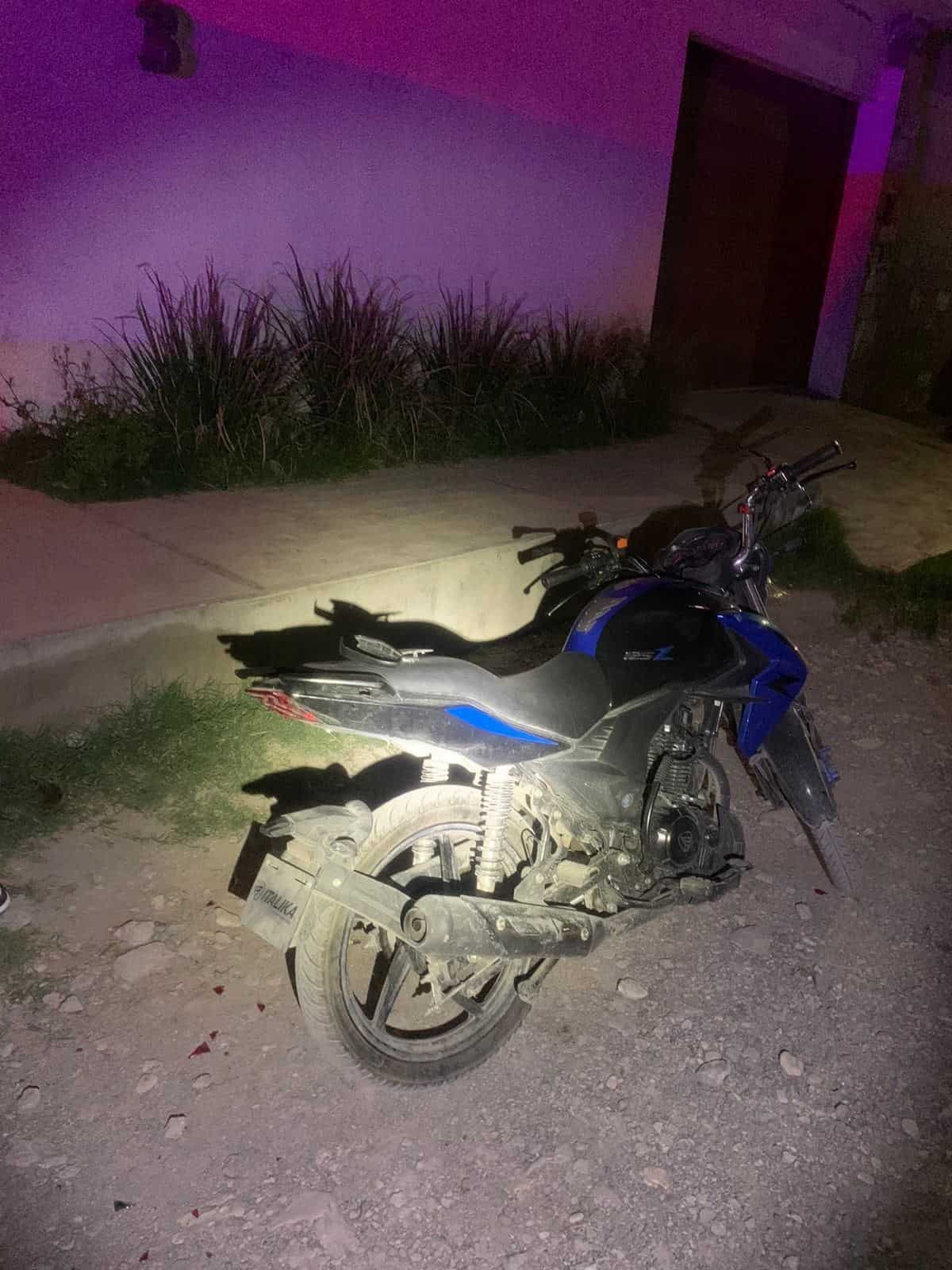 Hondureño ‘loco’ destroza vehículos