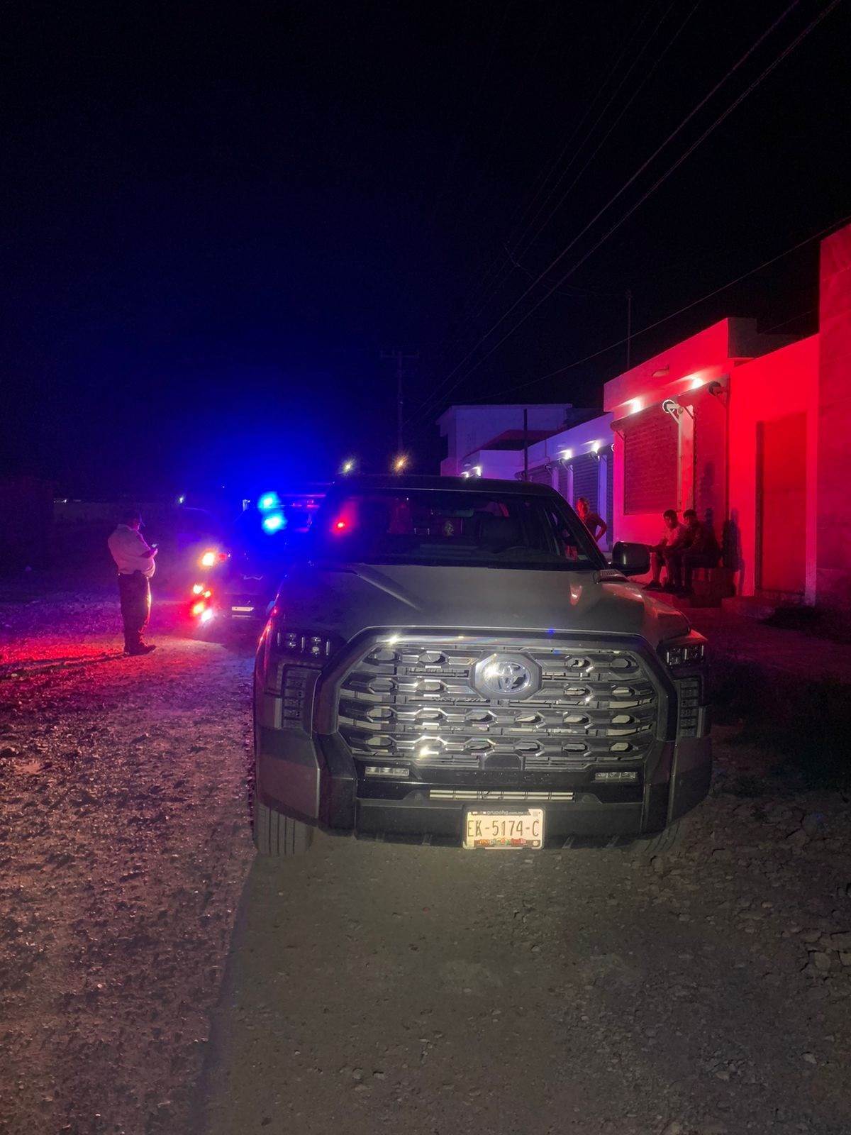 Hondureño ‘loco’ destroza vehículos