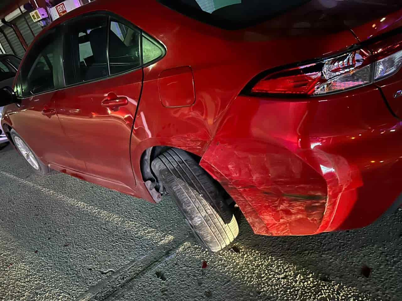 El auto se encontraba estacionado, cuando Heriberto lo chocó con su Volkswagen.