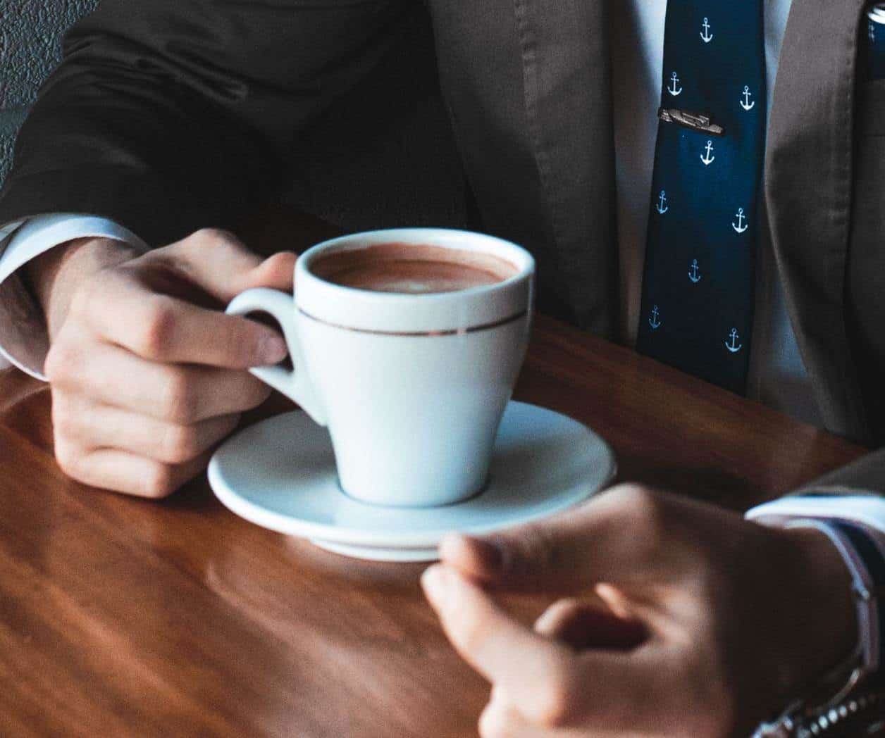 Despiden a director de una secundaria de Japón por servirse café de más