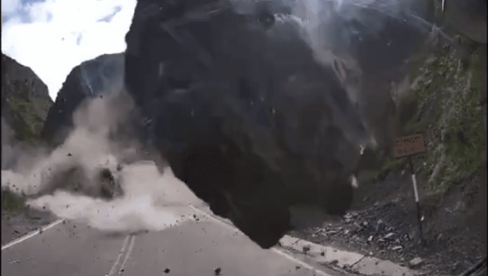 Captan rocas colosales cayendo sobre dos camiones en Perú
