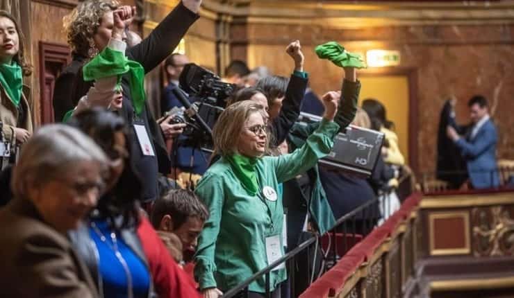 ¡HISTÓRICO! Francia consagra el derecho al ABORTO en su Constitución