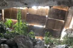 Cubren entrada de cueva contaminada por obras del Tren Maya
