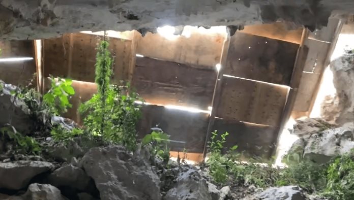 Cubren entrada de cueva contaminada por obras del Tren Maya