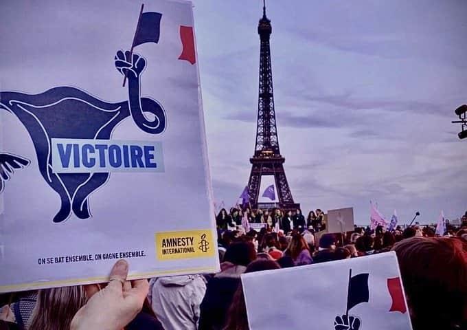 ¡HISTÓRICO! Francia consagra el derecho al ABORTO en su Constitución