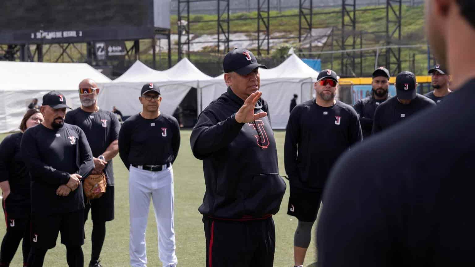 Luis Carlos Rivera timonel de Toros de Tijuana, dio la bienvenida a su cuerpo técnico, en segundo día de pretemporada.