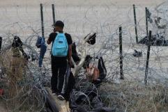 Corte Suprema de EU bloquea ley de Texas que permite la expulsión de migrantes
