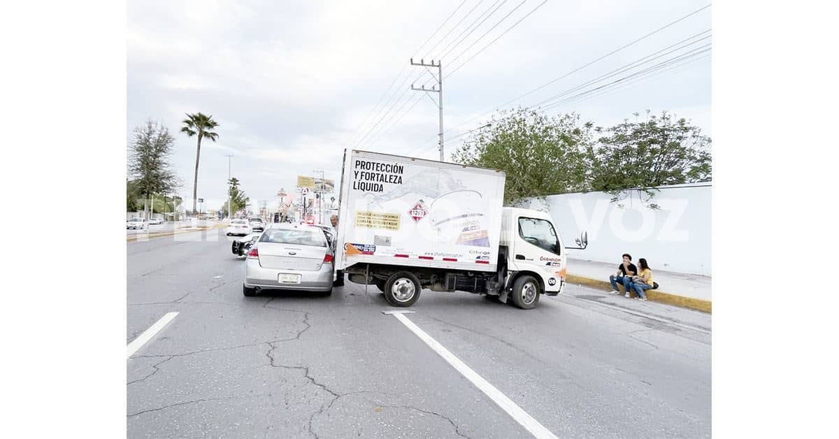 Arrastra automóvil con camión de Osel