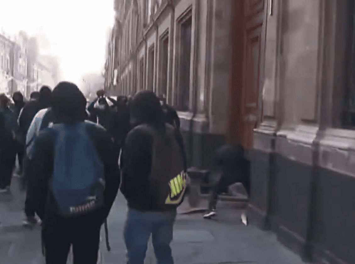 Normalistas intentan ingresar a Palacio Nacional; AMLO asegura que están en su contra