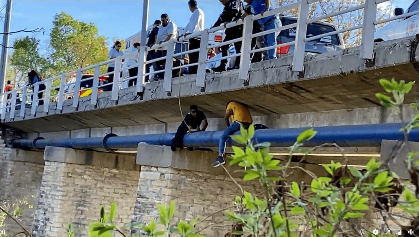 Adicto desempleado intenta lanzarse desde un puente 