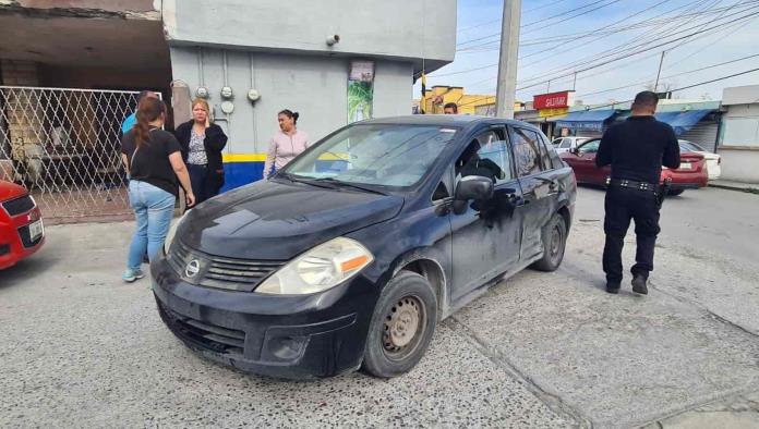 Rebota en poste al chocar con taxi