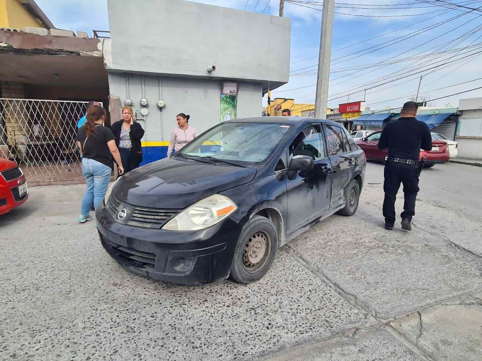 Rebota en poste al chocar con taxi