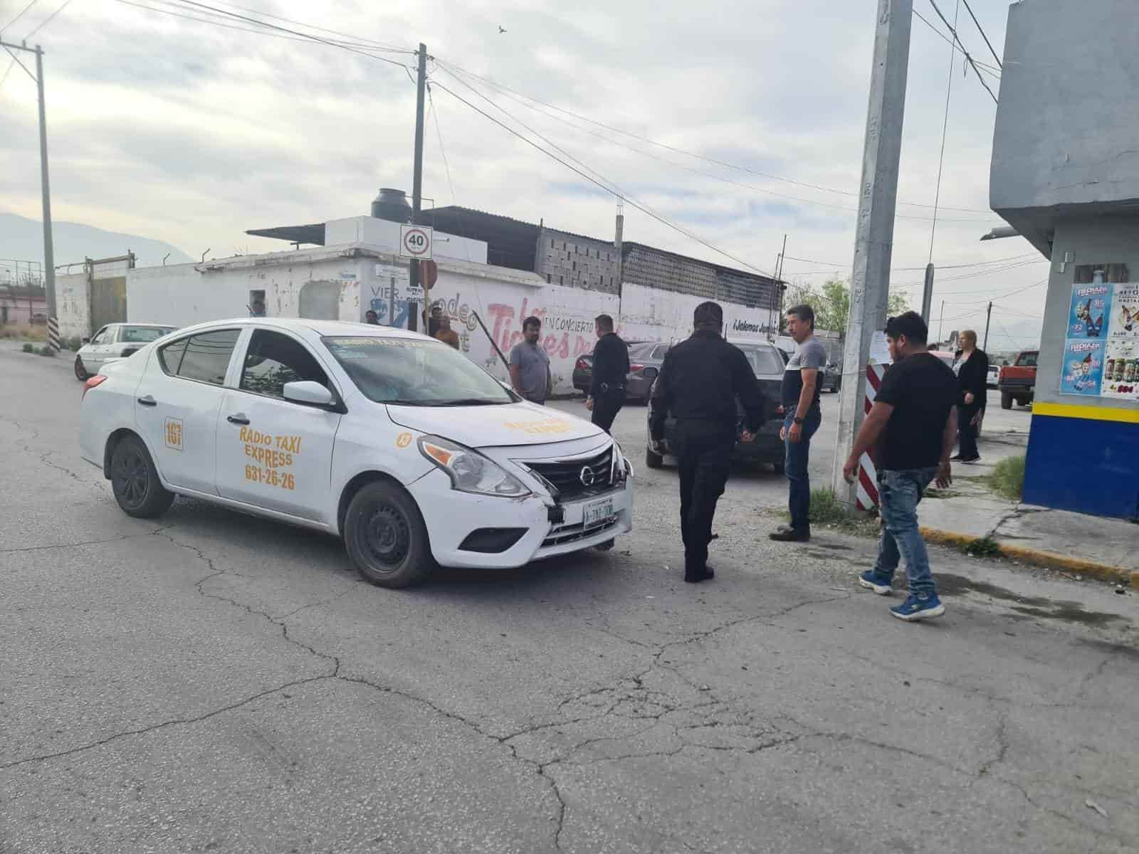 Rebota en poste al chocar con taxi