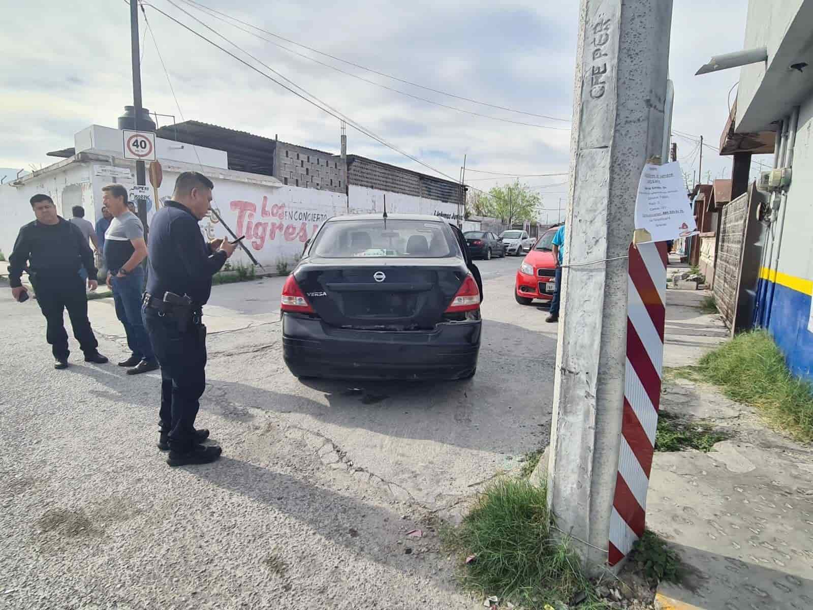 Rebota en poste al chocar con taxi