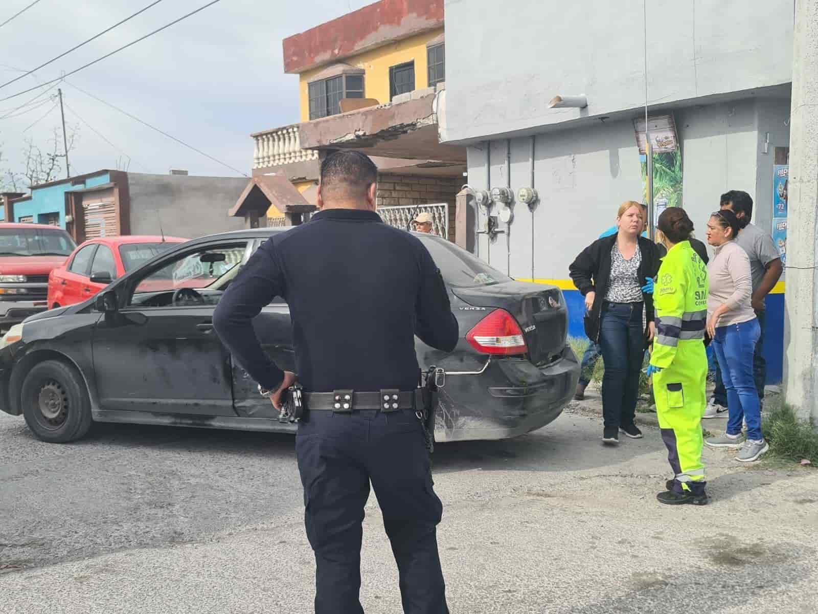 Rebota en poste al chocar con taxi